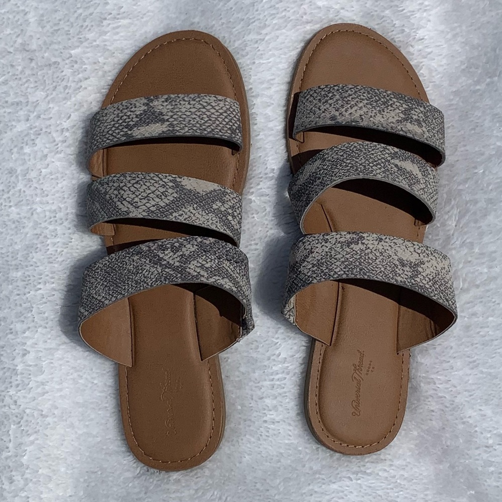 NWOT Universal Thread Snake Print Sandals